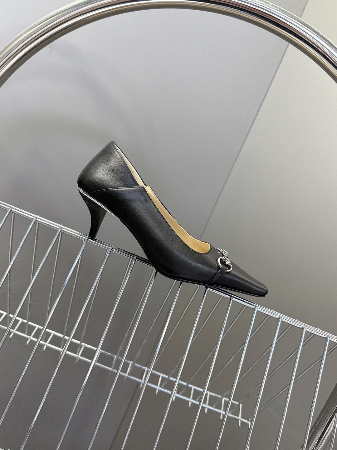 Gucci古驰2026春夏最新款马衔扣尖头小猫跟高跟鞋超多明星网红种草 鞋头装饰品牌经典的马衔扣，是古驰