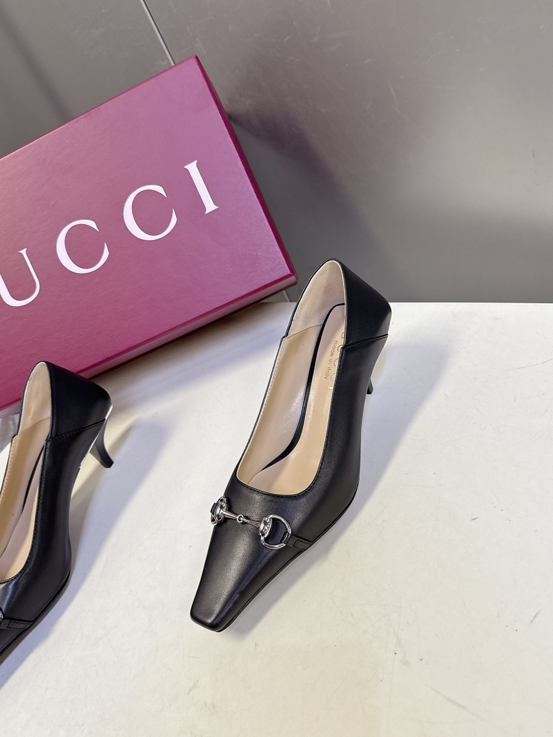 Gucci古驰2026春夏最新款马衔扣尖头小猫跟高跟鞋超多明星网红种草 鞋头装饰品牌经典的马衔扣，是古驰