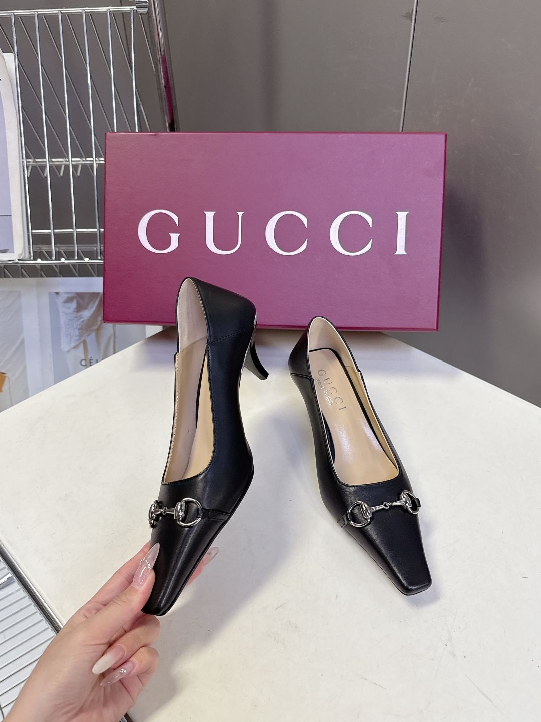 Gucci古驰2026春夏最新款马衔扣尖头小猫跟高跟鞋超多明星网红种草 鞋头装饰品牌经典的马衔扣，是古驰