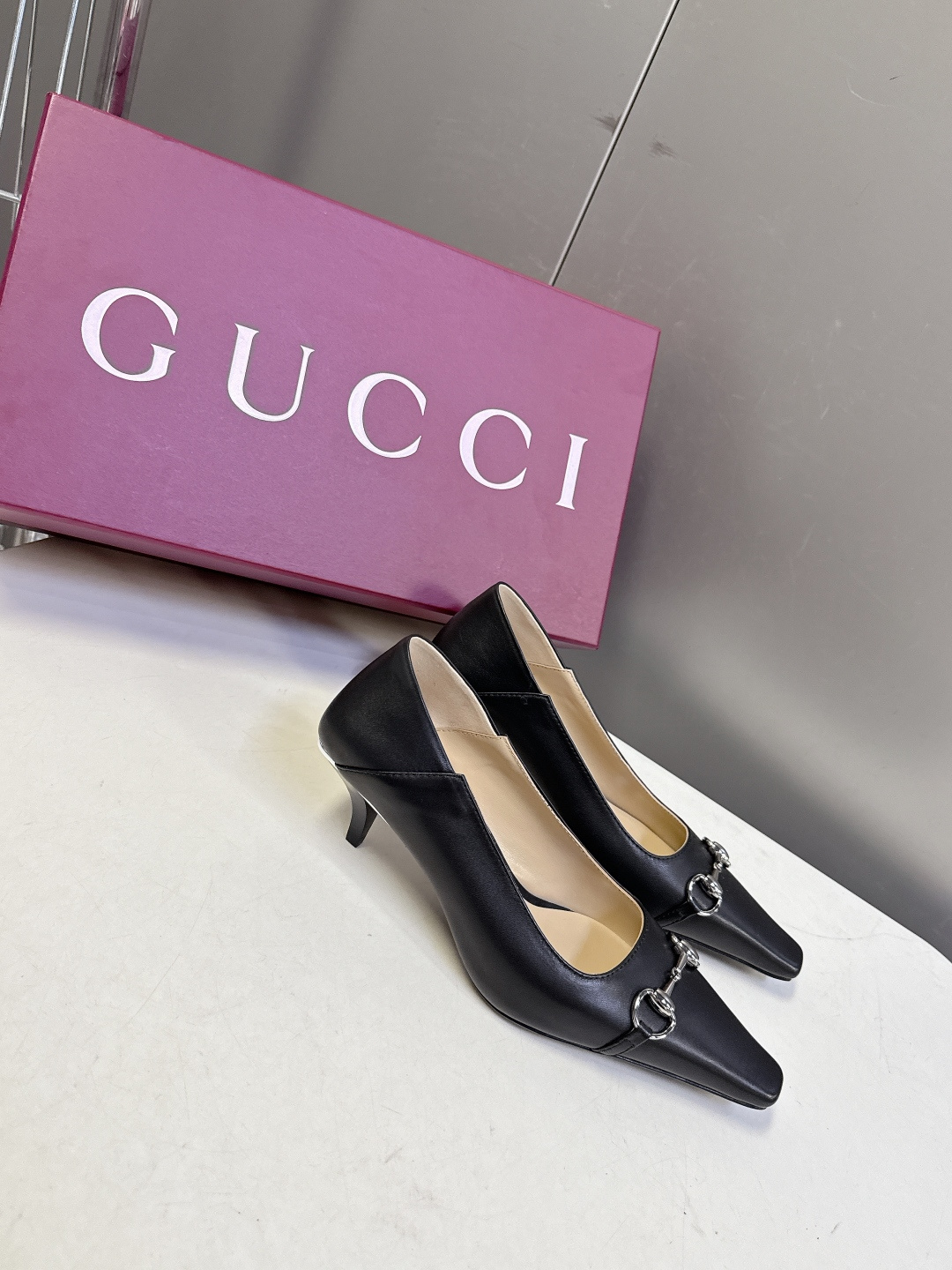 Gucci古驰2026春夏最新款马衔扣尖头小猫跟高跟鞋超多明星网红种草 鞋头装饰品牌经典的马衔扣，是古驰