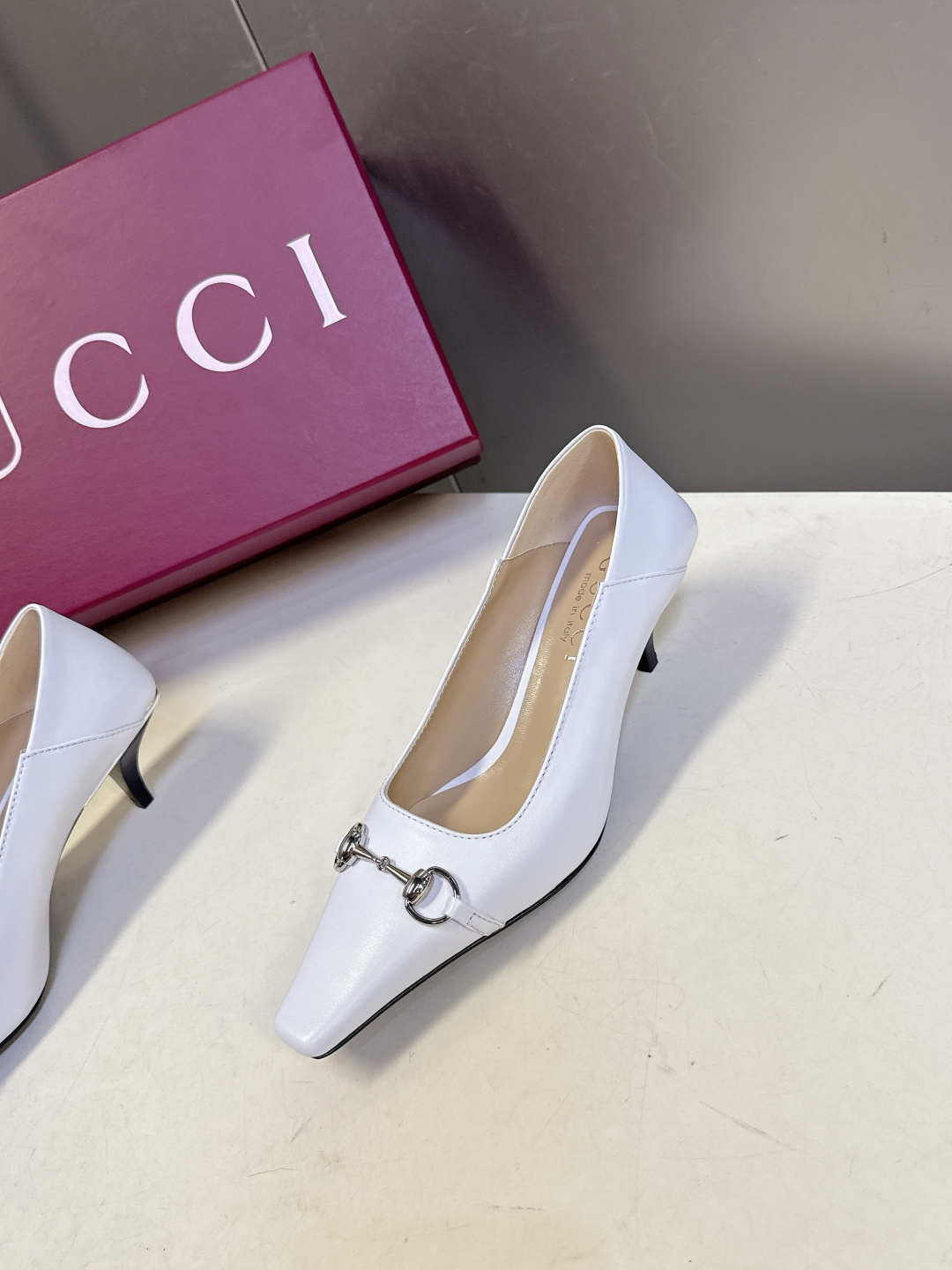 Gucci古驰2026春夏最新款马衔扣尖头小猫跟高跟鞋超多明星网红种草 鞋头装饰品牌经典的马衔扣，是古驰