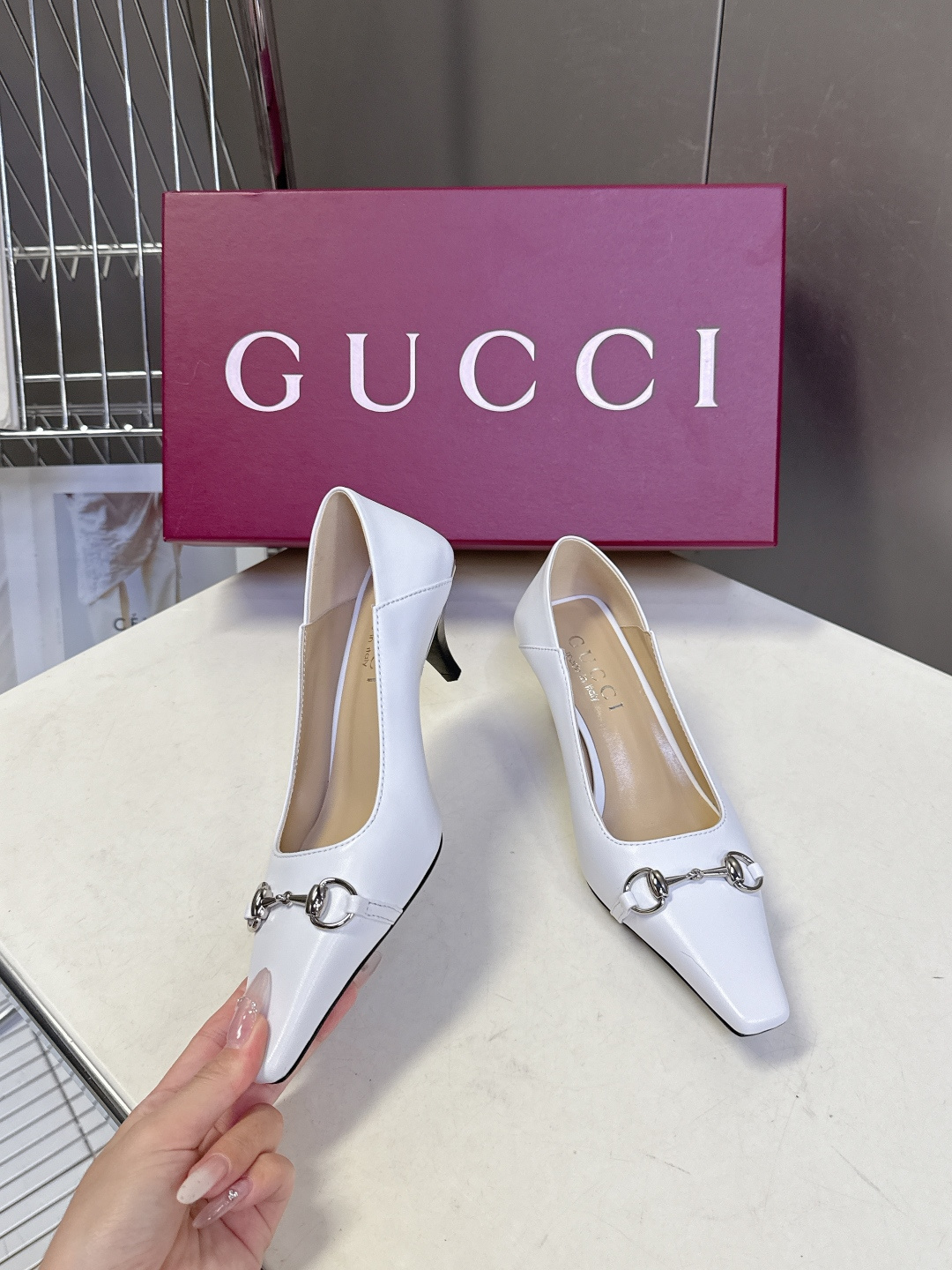 Gucci古驰2026春夏最新款马衔扣尖头小猫跟高跟鞋超多明星网红种草 鞋头装饰品牌经典的马衔扣，是古驰