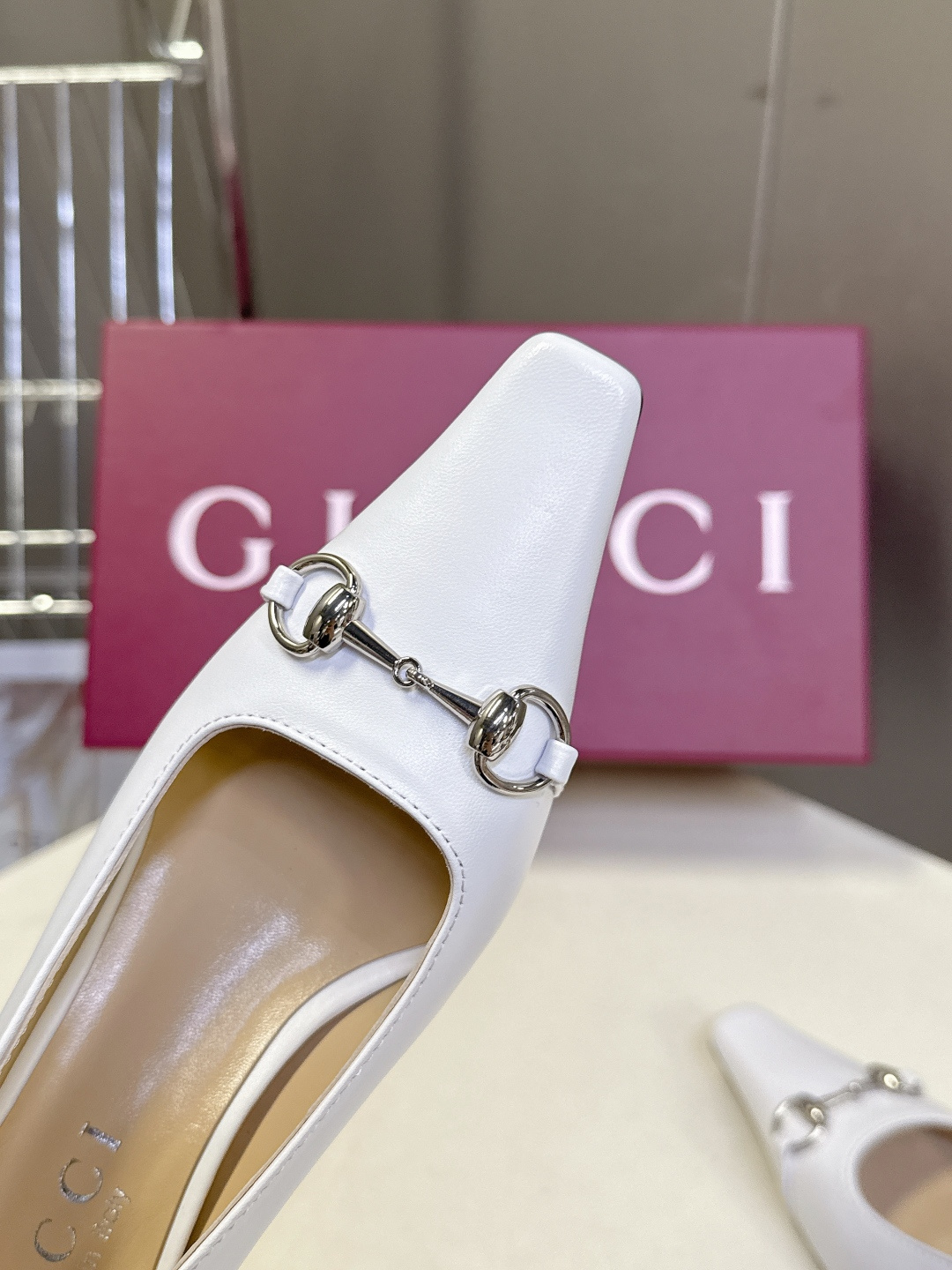 Gucci古驰2026春夏最新款马衔扣尖头小猫跟高跟鞋超多明星网红种草 鞋头装饰品牌经典的马衔扣，是古驰