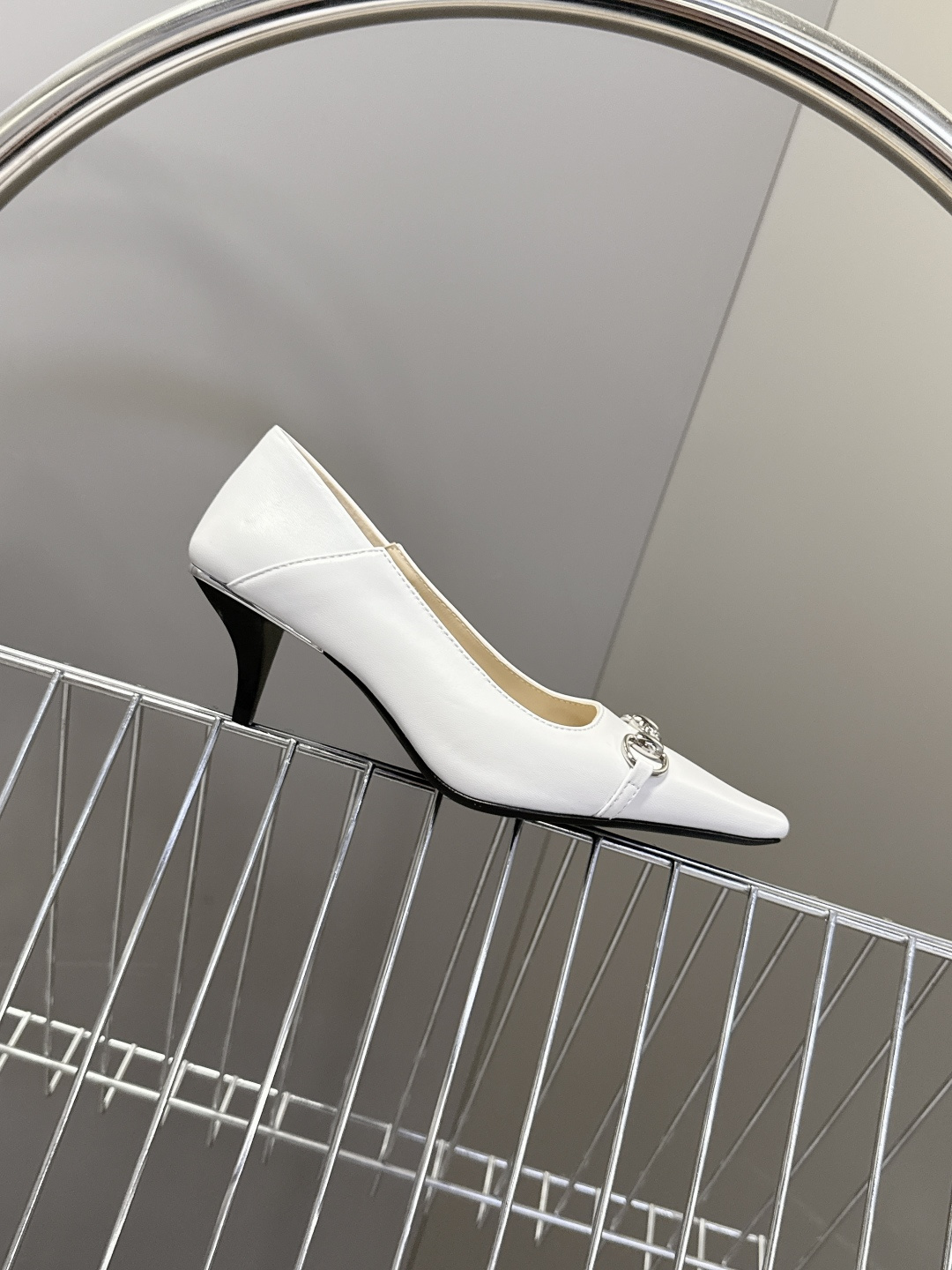 Gucci古驰2026春夏最新款马衔扣尖头小猫跟高跟鞋超多明星网红种草 鞋头装饰品牌经典的马衔扣，是古驰