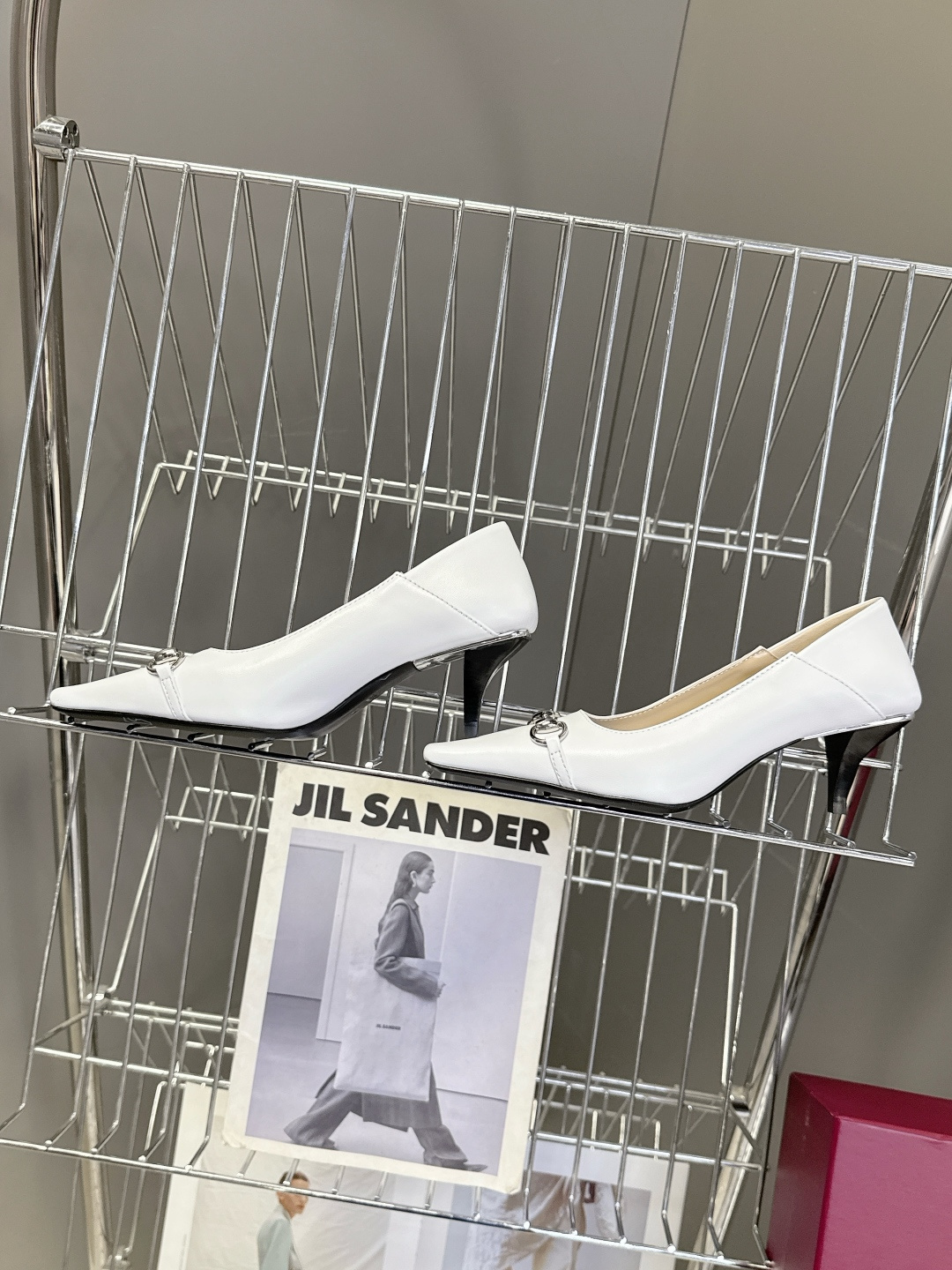 Gucci古驰2026春夏最新款马衔扣尖头小猫跟高跟鞋超多明星网红种草 鞋头装饰品牌经典的马衔扣，是古驰