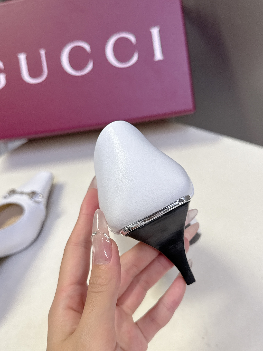 Gucci古驰2026春夏最新款马衔扣尖头小猫跟高跟鞋超多明星网红种草 鞋头装饰品牌经典的马衔扣，是古驰