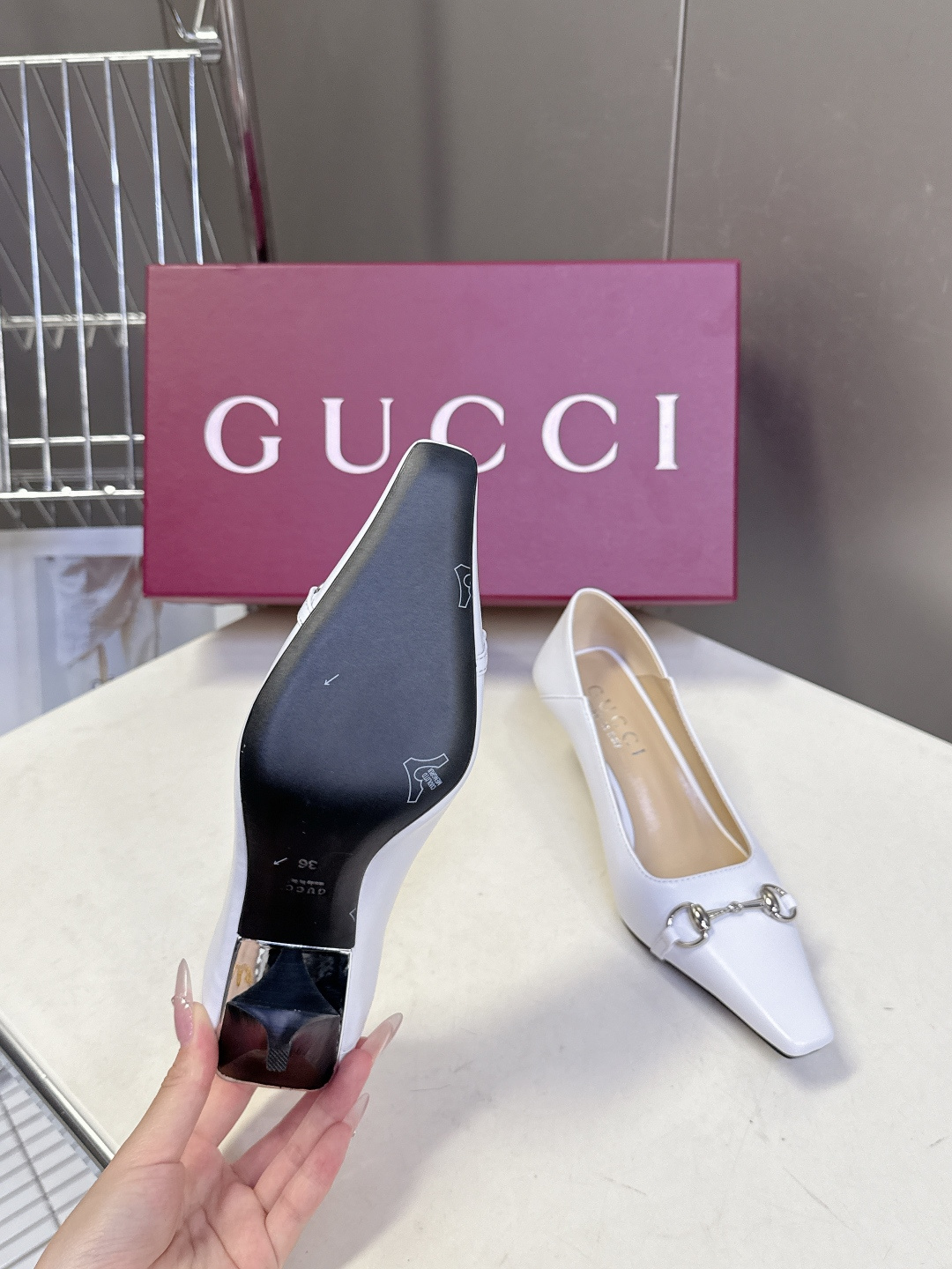 Gucci古驰2026春夏最新款马衔扣尖头小猫跟高跟鞋超多明星网红种草 鞋头装饰品牌经典的马衔扣，是古驰