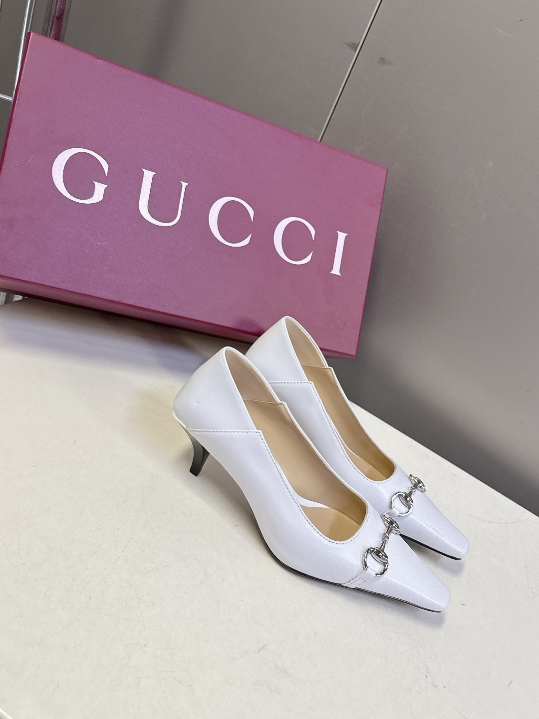Gucci古驰2026春夏最新款马衔扣尖头小猫跟高跟鞋超多明星网红种草 鞋头装饰品牌经典的马衔扣，是古驰