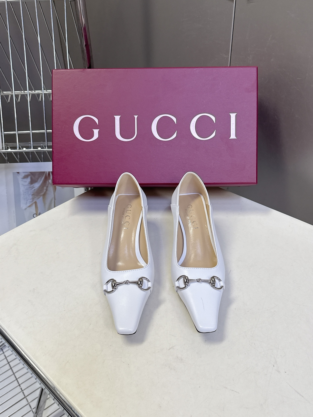 Gucci古驰2026春夏最新款马衔扣尖头小猫跟高跟鞋超多明星网红种草 鞋头装饰品牌经典的马衔扣，是古驰