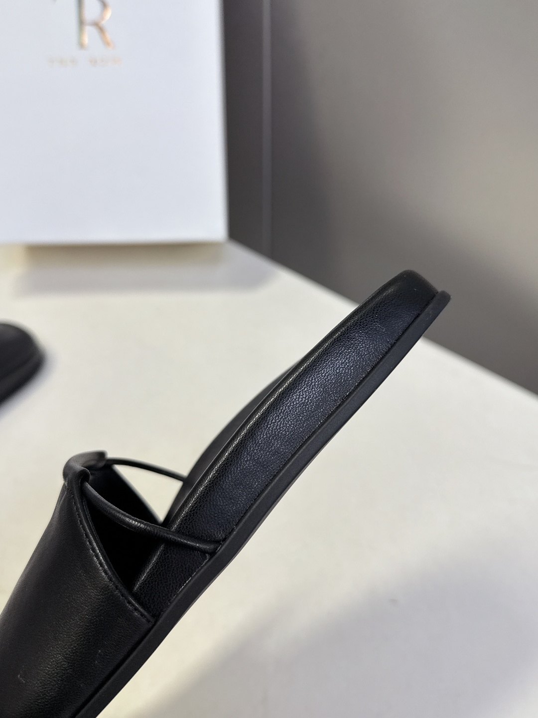 THE ROW春夏最新款极简风真皮一字凉拖超多明星网红种草 是品牌极简美学的标志性鞋款，完美诠释了“le