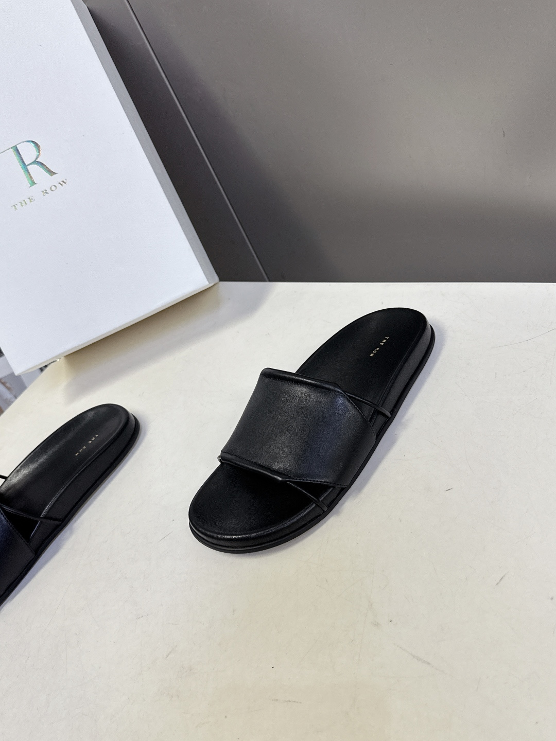 THE ROW春夏最新款极简风真皮一字凉拖超多明星网红种草 是品牌极简美学的标志性鞋款，完美诠释了“le