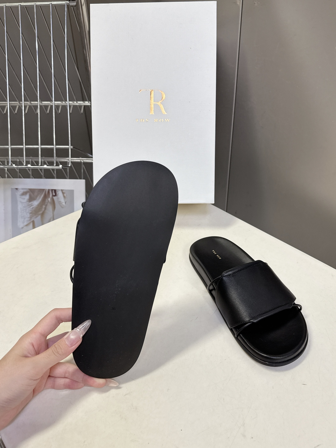 THE ROW春夏最新款极简风真皮一字凉拖超多明星网红种草 是品牌极简美学的标志性鞋款，完美诠释了“le