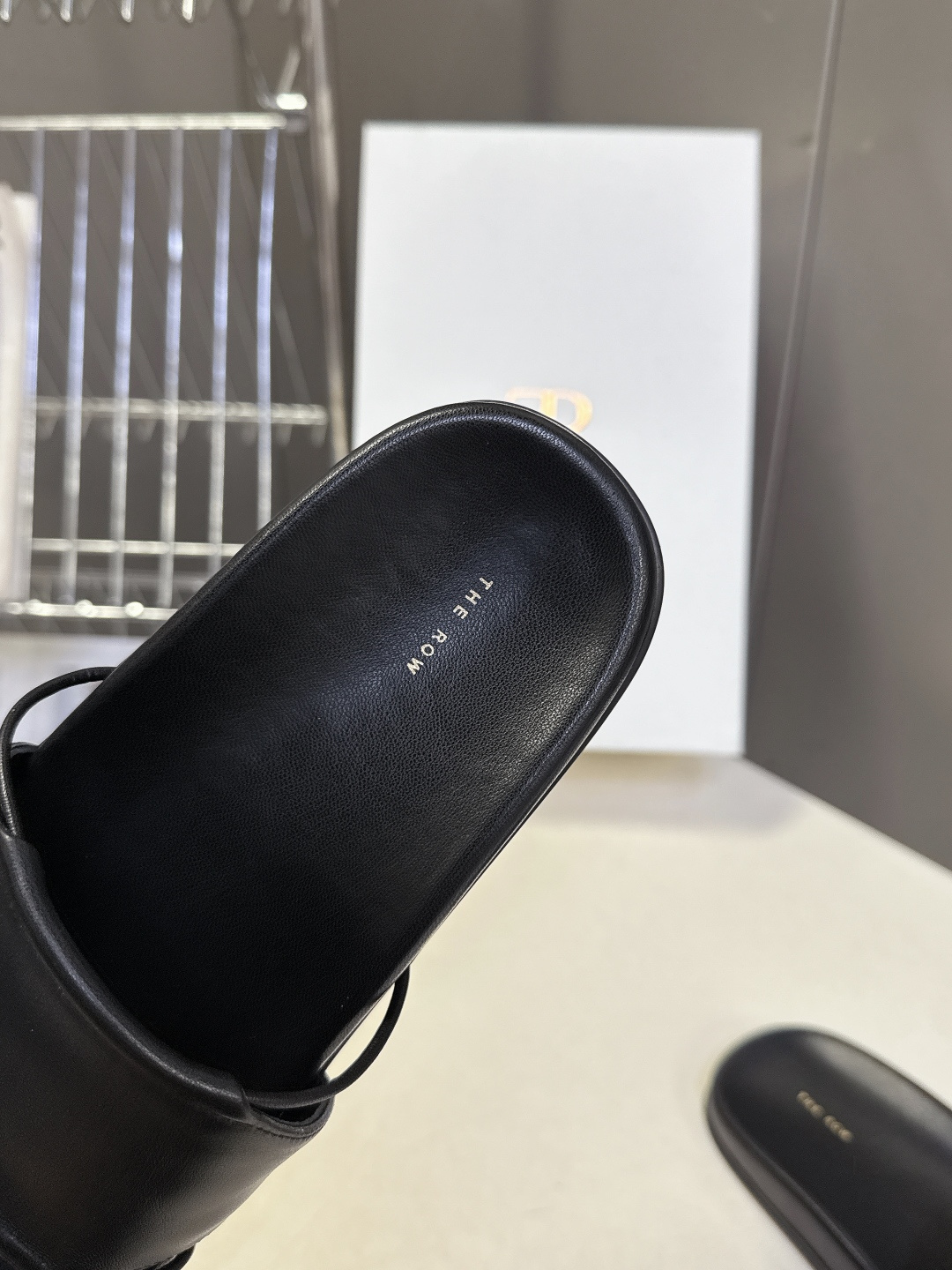 THE ROW春夏最新款极简风真皮一字凉拖超多明星网红种草 是品牌极简美学的标志性鞋款，完美诠释了“le