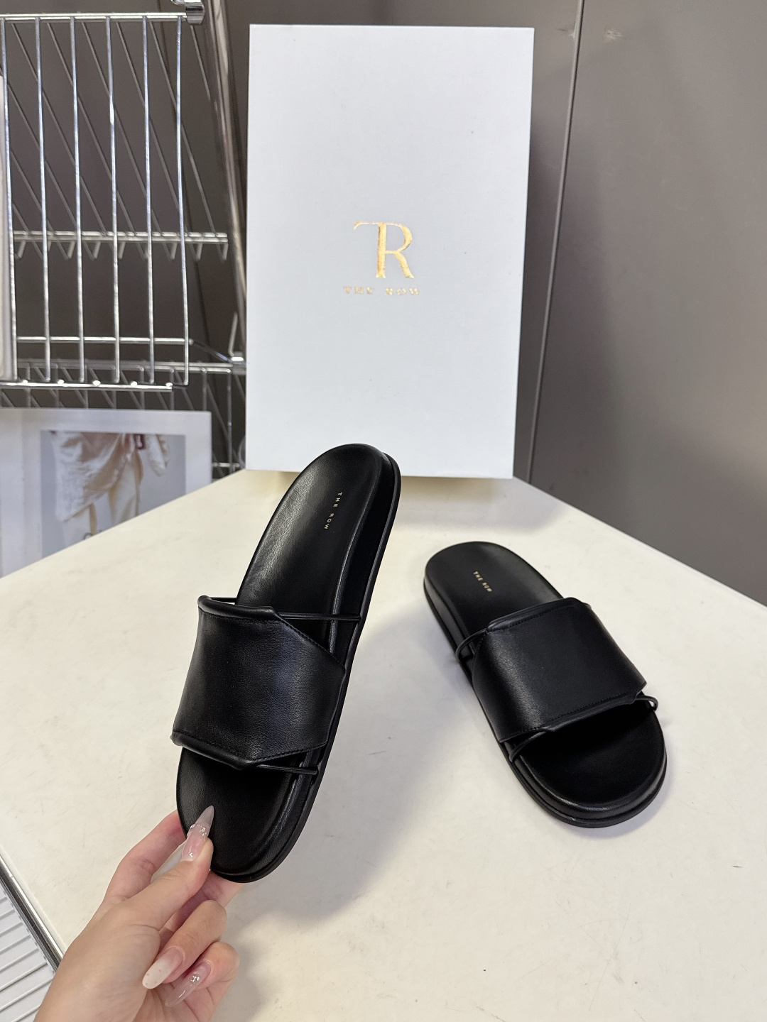 THE ROW春夏最新款极简风真皮一字凉拖超多明星网红种草 是品牌极简美学的标志性鞋款，完美诠释了“le