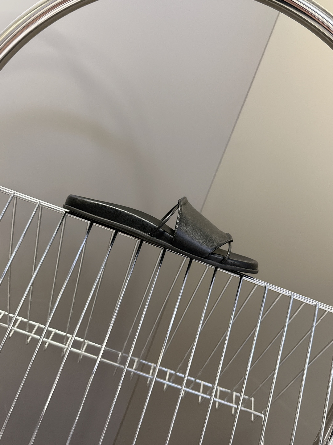 THE ROW春夏最新款极简风真皮一字凉拖超多明星网红种草 是品牌极简美学的标志性鞋款，完美诠释了“le