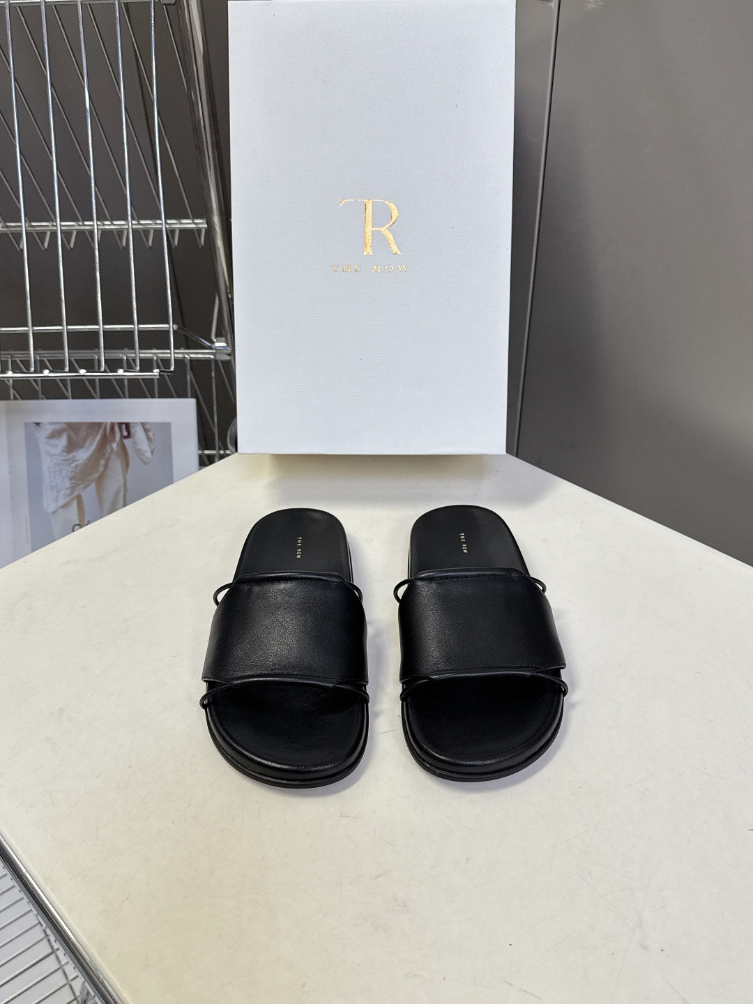 THE ROW春夏最新款极简风真皮一字凉拖超多明星网红种草 是品牌极简美学的标志性鞋款，完美诠释了“le