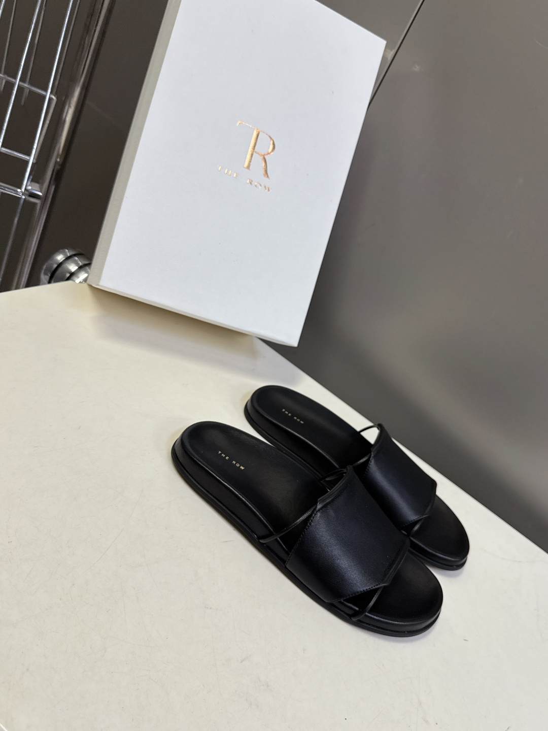 THE ROW春夏最新款极简风真皮一字凉拖超多明星网红种草 是品牌极简美学的标志性鞋款，完美诠释了“le