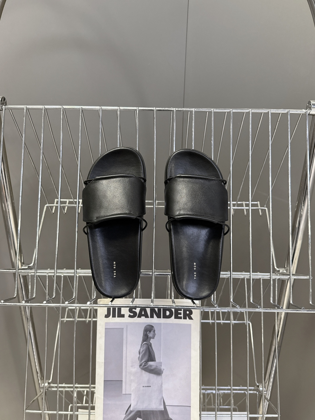 THE ROW春夏最新款极简风真皮一字凉拖超多明星网红种草 是品牌极简美学的标志性鞋款，完美诠释了“le