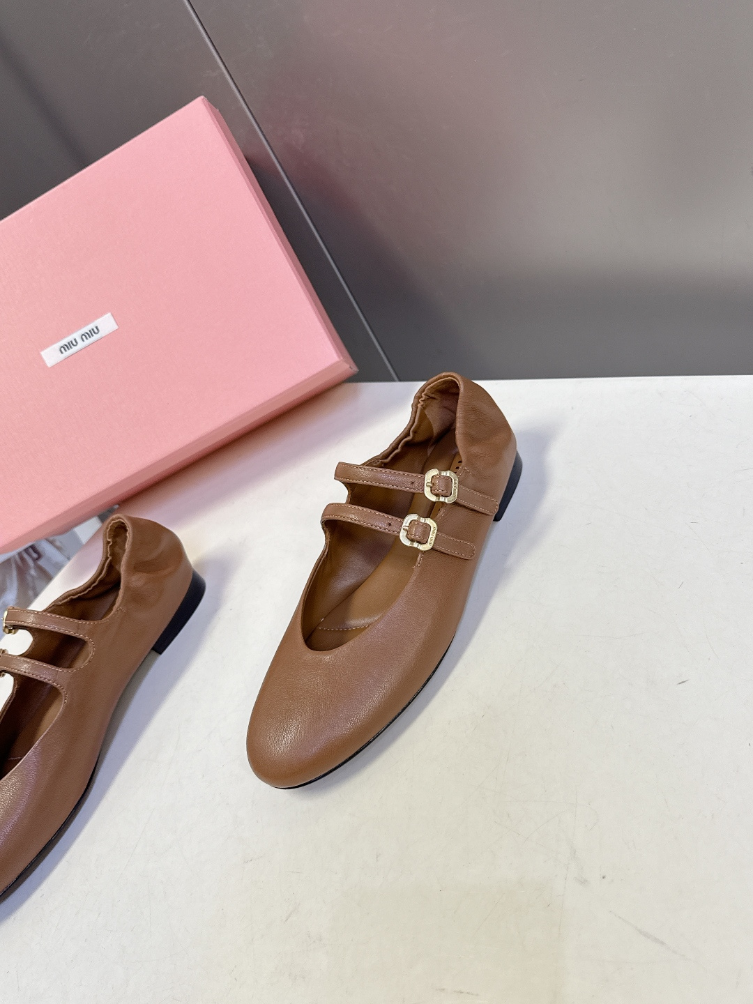Miu Miu 缪缪春夏最新款双扣玛丽珍芭蕾舞平底鞋超多明星网红种草 是miu家品牌近年复古学院风的标志