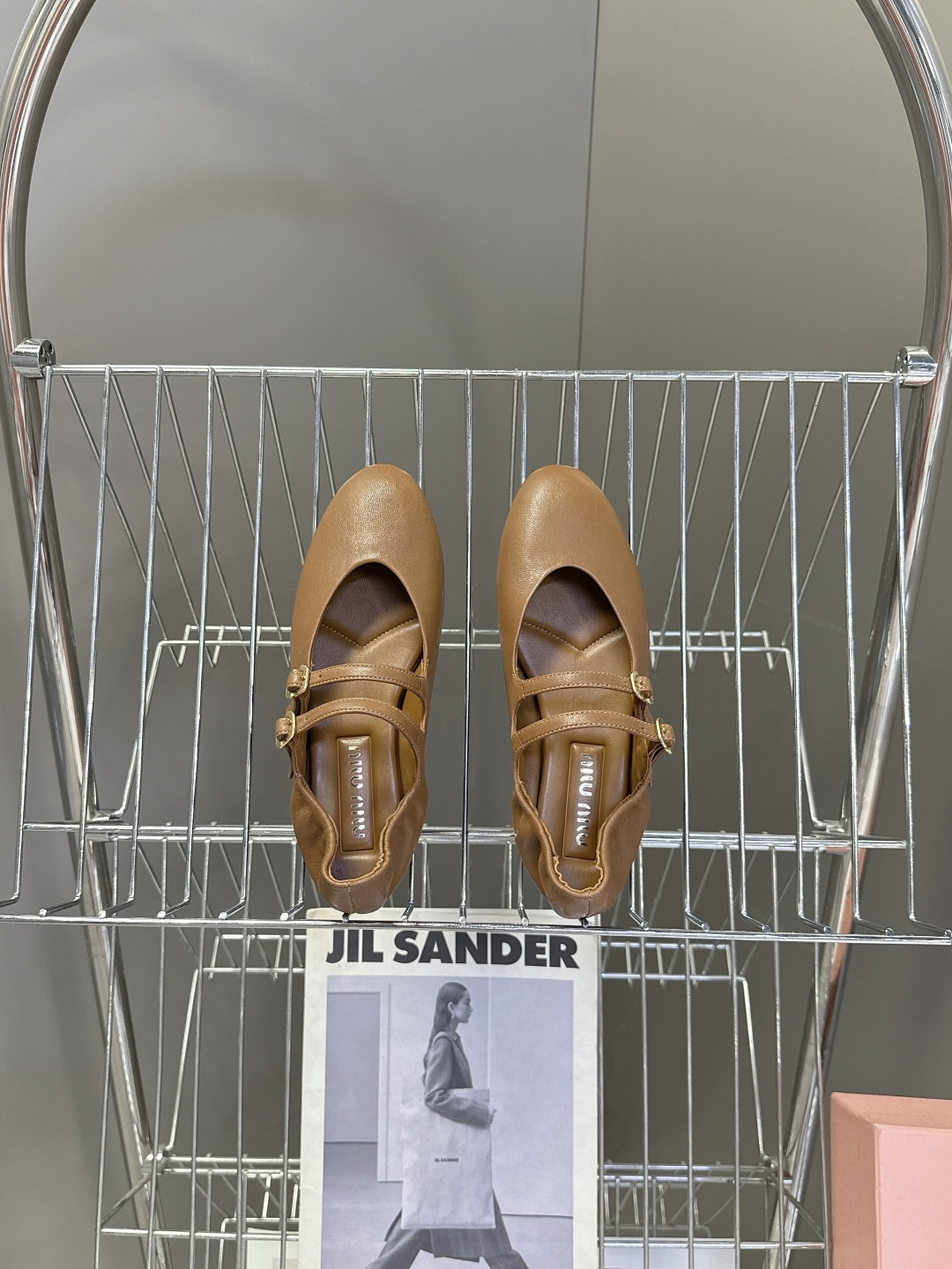 Miu Miu 缪缪春夏最新款双扣玛丽珍芭蕾舞平底鞋超多明星网红种草 是miu家品牌近年复古学院风的标志