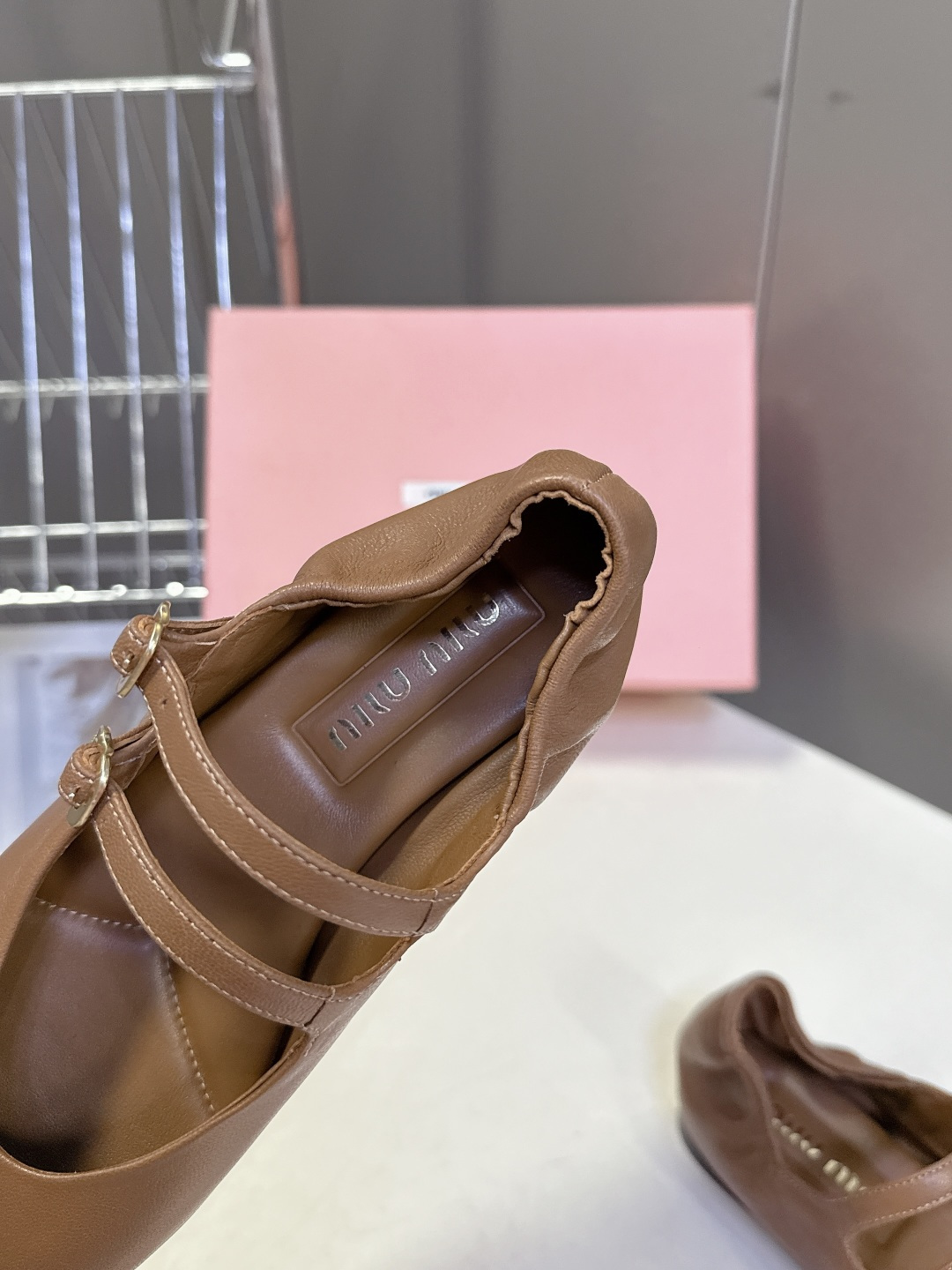 Miu Miu 缪缪春夏最新款双扣玛丽珍芭蕾舞平底鞋超多明星网红种草 是miu家品牌近年复古学院风的标志