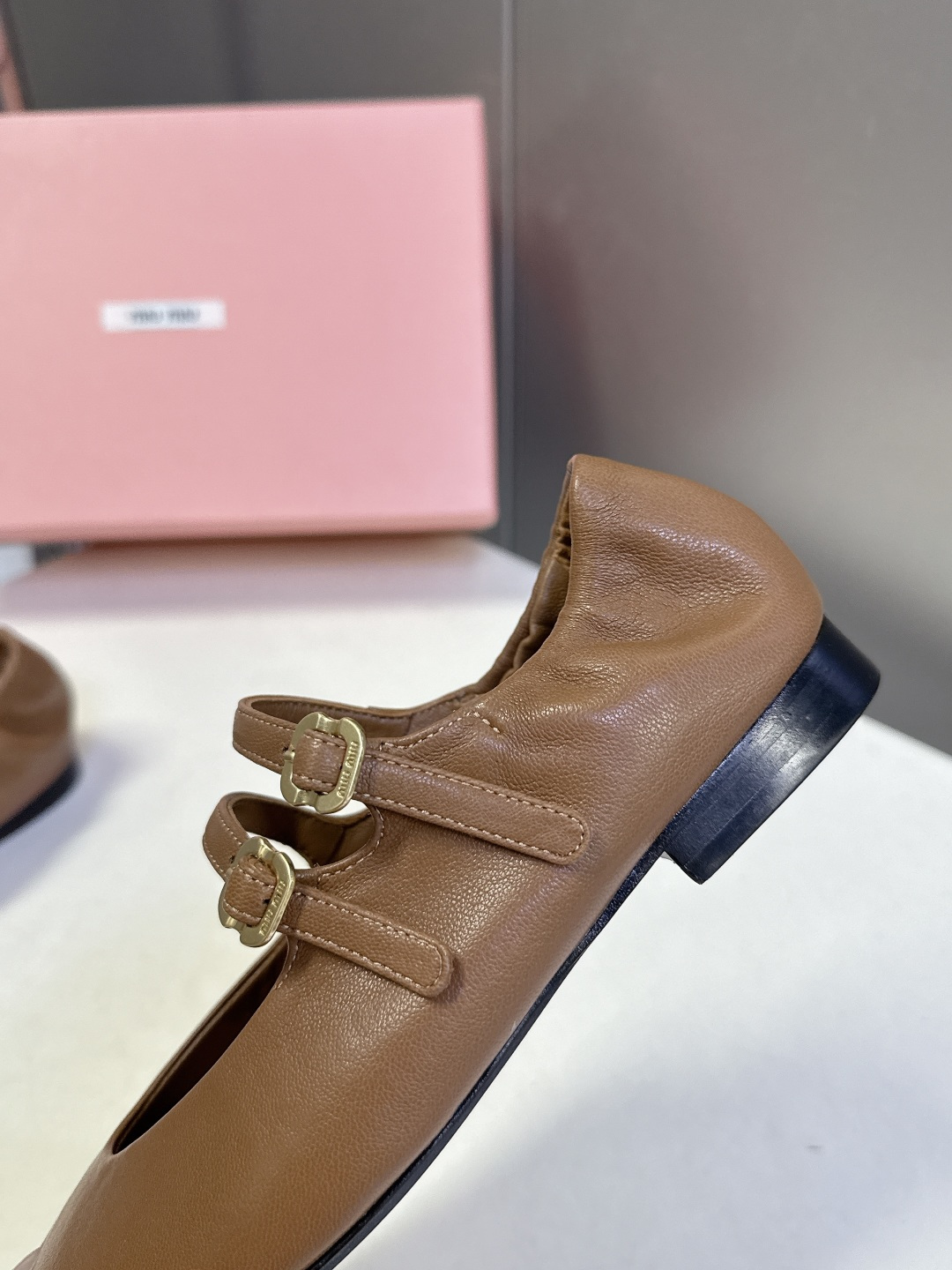 Miu Miu 缪缪春夏最新款双扣玛丽珍芭蕾舞平底鞋超多明星网红种草 是miu家品牌近年复古学院风的标志