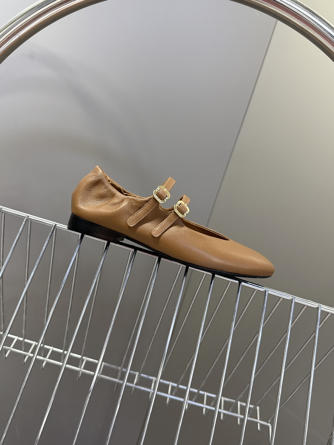 Miu Miu 缪缪春夏最新款双扣玛丽珍芭蕾舞平底鞋超多明星网红种草 是miu家品牌近年复古学院风的标志