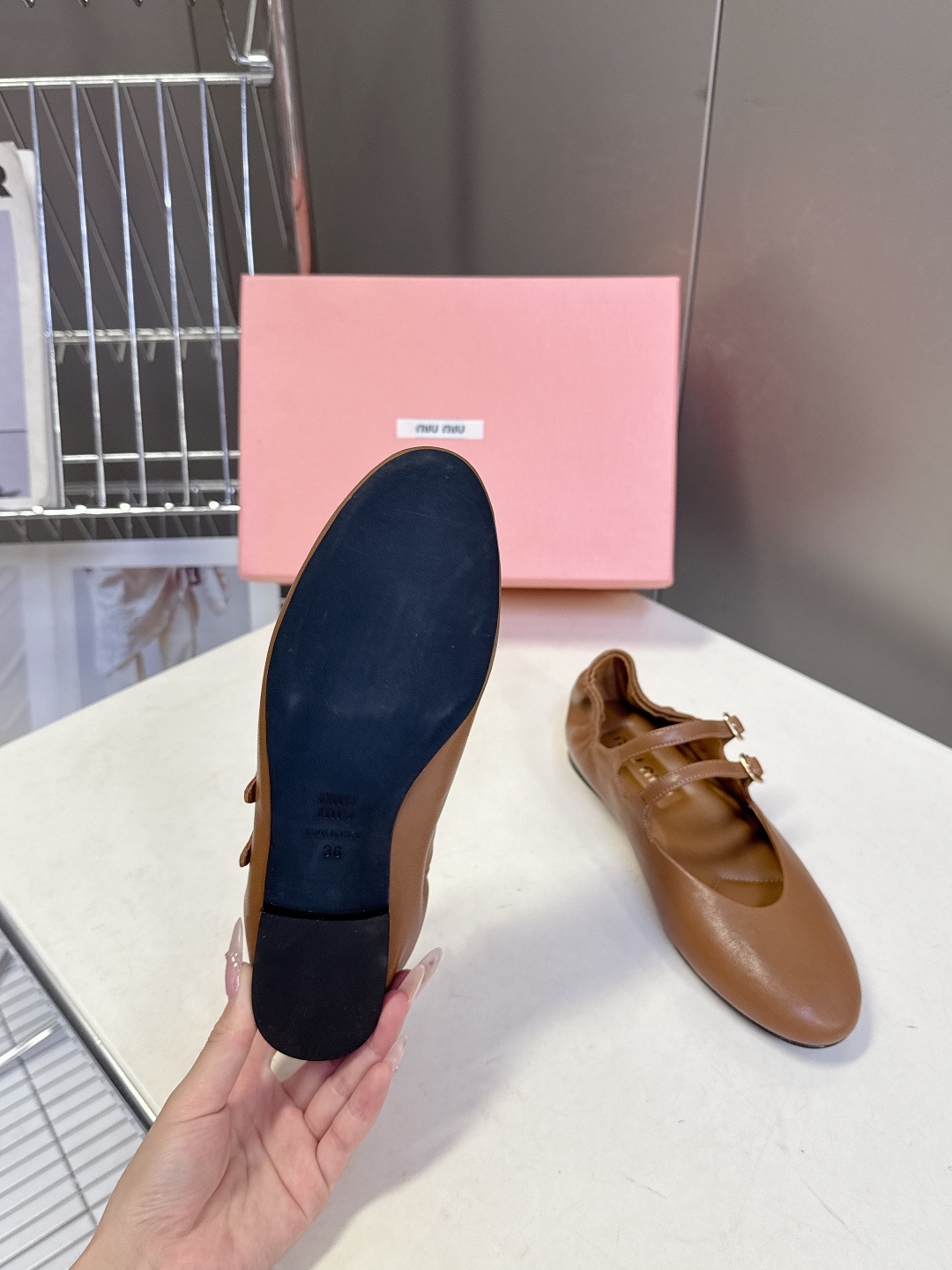 Miu Miu 缪缪春夏最新款双扣玛丽珍芭蕾舞平底鞋超多明星网红种草 是miu家品牌近年复古学院风的标志