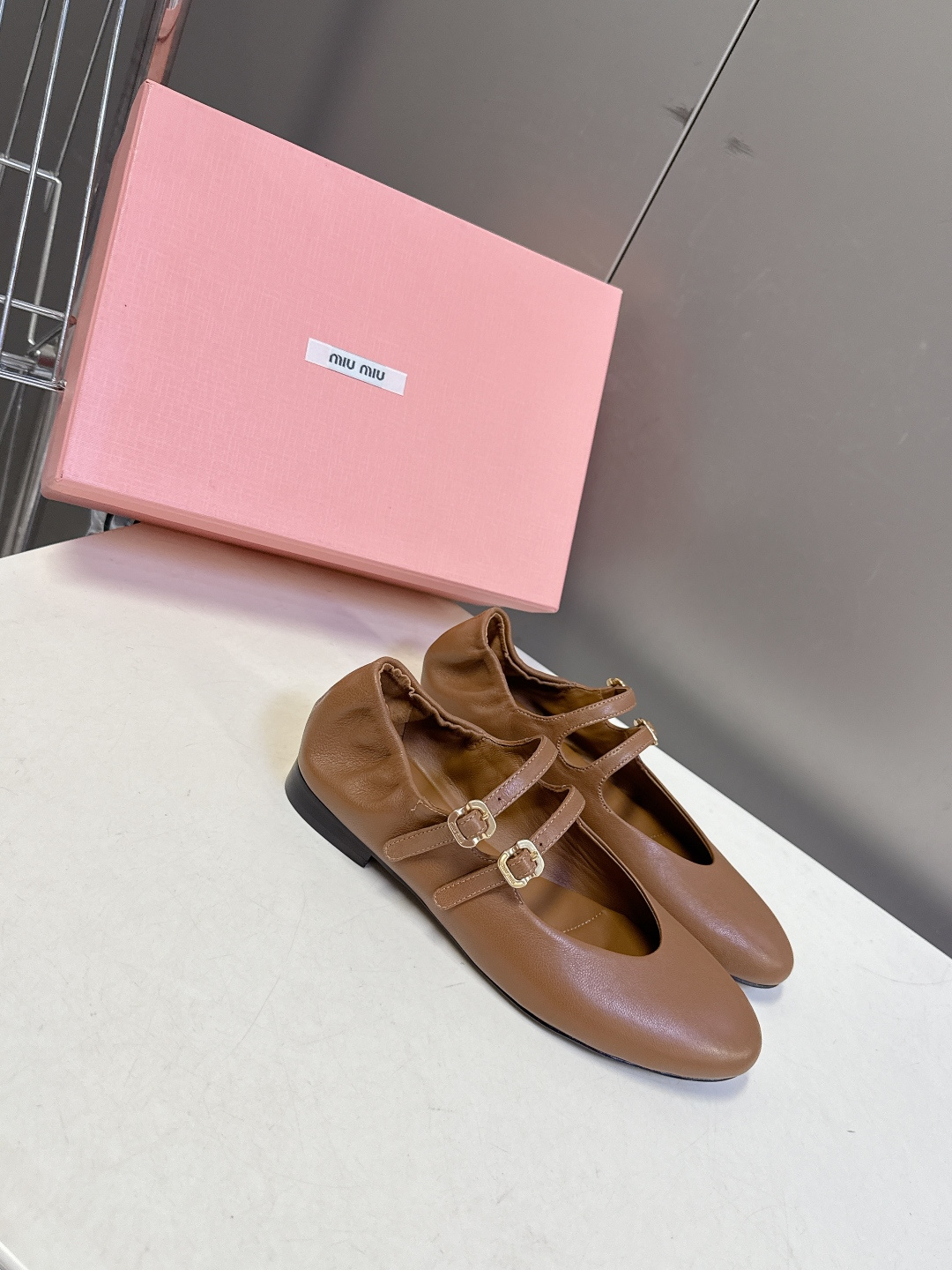 Miu Miu 缪缪春夏最新款双扣玛丽珍芭蕾舞平底鞋超多明星网红种草 是miu家品牌近年复古学院风的标志