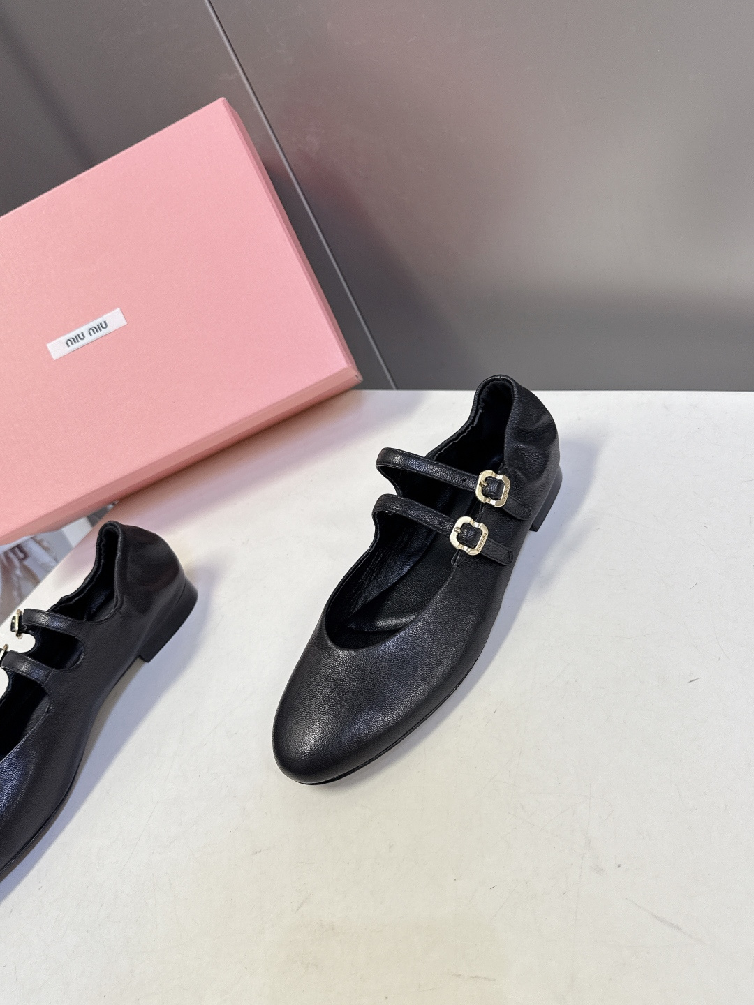 Miu Miu 缪缪春夏最新款双扣玛丽珍芭蕾舞平底鞋超多明星网红种草 是miu家品牌近年复古学院风的标志