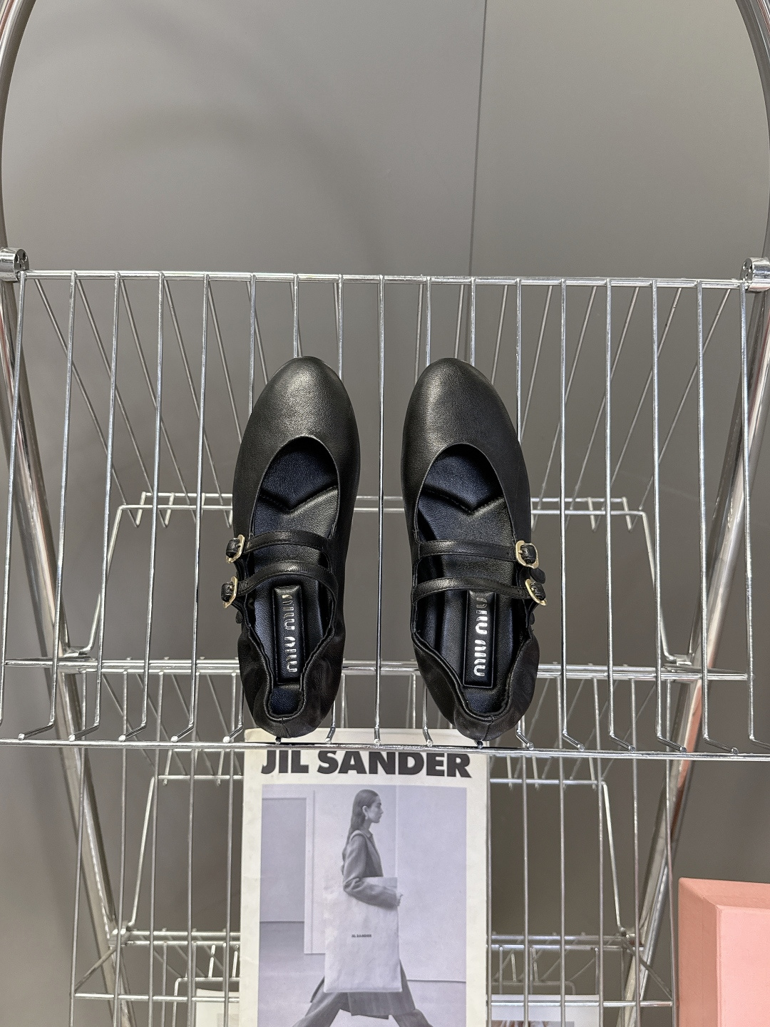 Miu Miu 缪缪春夏最新款双扣玛丽珍芭蕾舞平底鞋超多明星网红种草 是miu家品牌近年复古学院风的标志