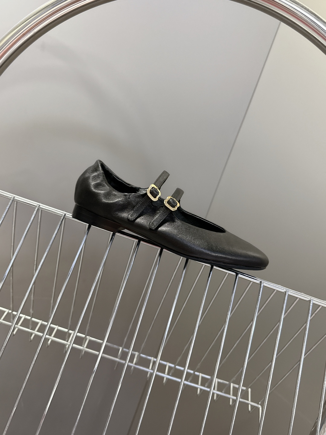 Miu Miu 缪缪春夏最新款双扣玛丽珍芭蕾舞平底鞋超多明星网红种草 是miu家品牌近年复古学院风的标志