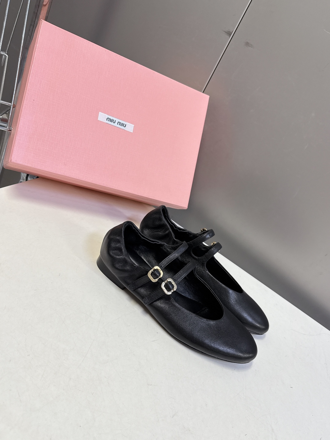 Miu Miu 缪缪春夏最新款双扣玛丽珍芭蕾舞平底鞋超多明星网红种草 是miu家品牌近年复古学院风的标志