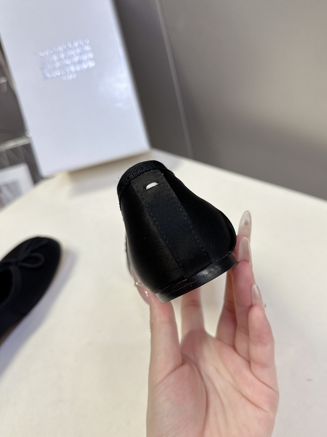 Maison Margiela马吉拉Tabi 缎面分趾芭蕾舞平底鞋 超多明星网红种草 是品牌标志性分趾设