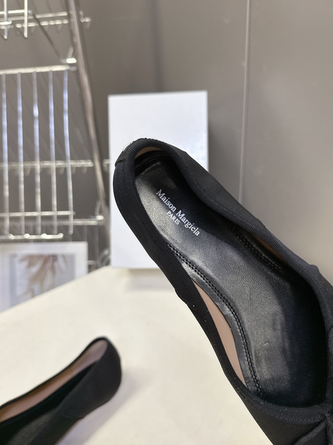 Maison Margiela马吉拉Tabi 缎面分趾芭蕾舞平底鞋 超多明星网红种草 是品牌标志性分趾设