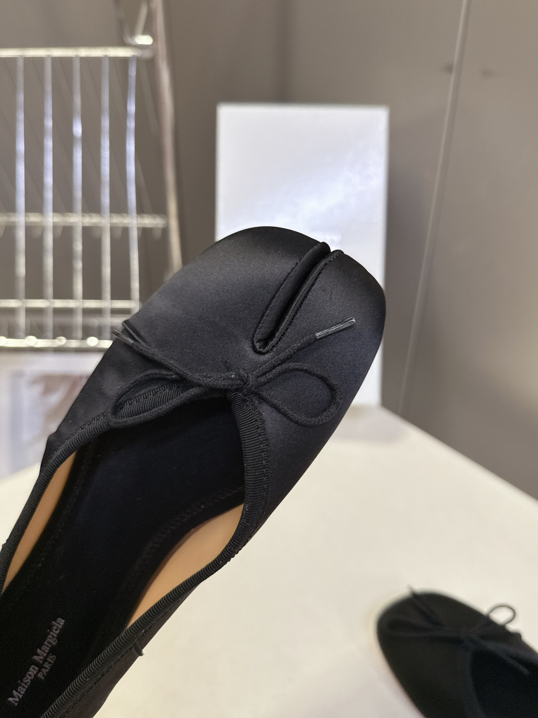 Maison Margiela马吉拉Tabi 缎面分趾芭蕾舞平底鞋 超多明星网红种草 是品牌标志性分趾设