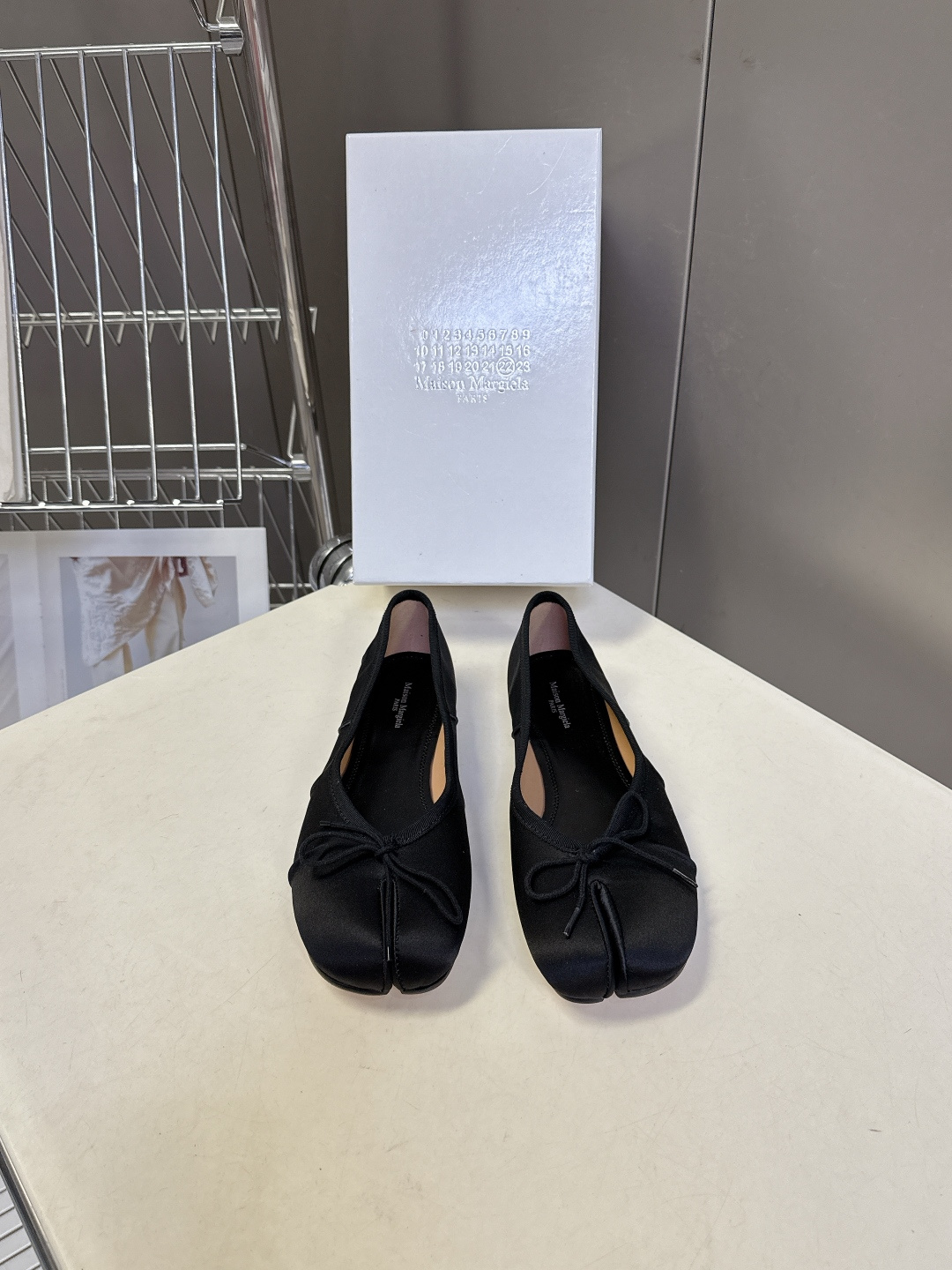 Maison Margiela马吉拉Tabi 缎面分趾芭蕾舞平底鞋 超多明星网红种草 是品牌标志性分趾设