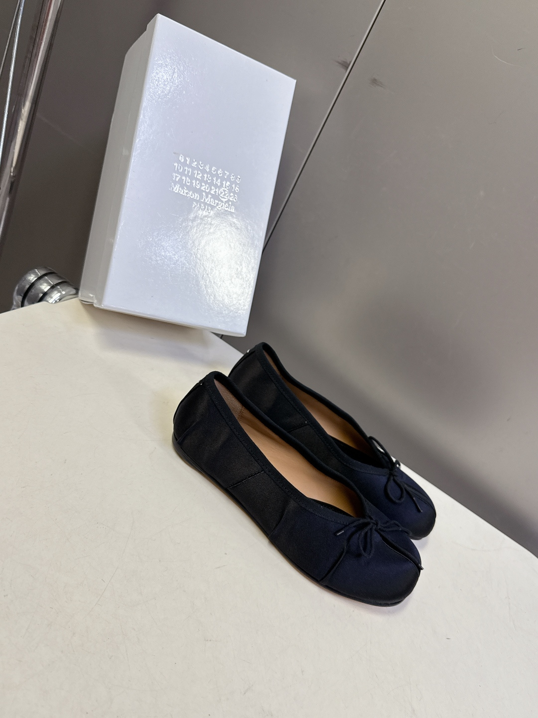 Maison Margiela马吉拉Tabi 缎面分趾芭蕾舞平底鞋 超多明星网红种草 是品牌标志性分趾设