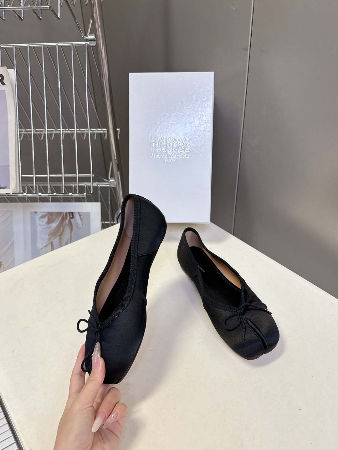 Maison Margiela马吉拉Tabi 缎面分趾芭蕾舞平底鞋 超多明星网红种草 是品牌标志性分趾设