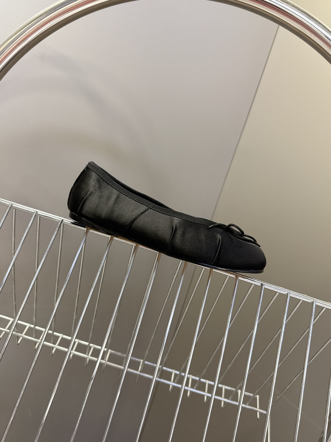 Maison Margiela马吉拉Tabi 缎面分趾芭蕾舞平底鞋 超多明星网红种草 是品牌标志性分趾设