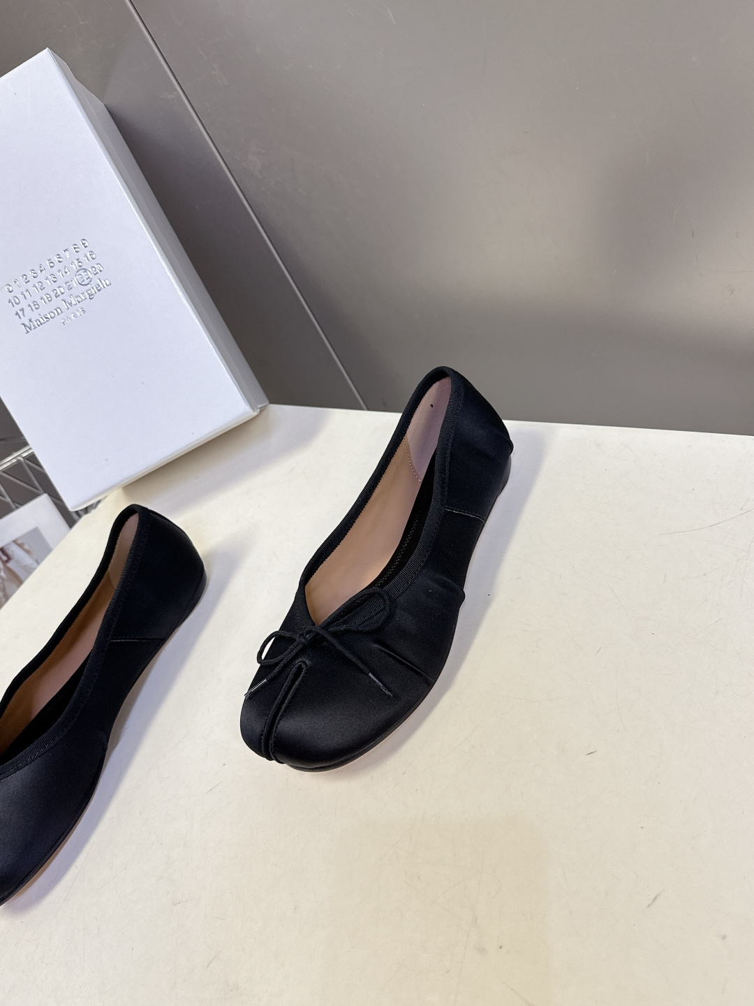 Maison Margiela马吉拉Tabi 缎面分趾芭蕾舞平底鞋 超多明星网红种草 是品牌标志性分趾设