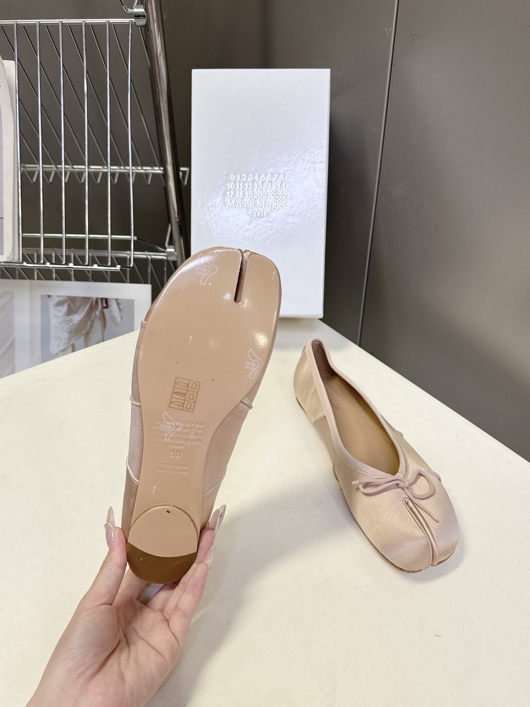 Maison Margiela马吉拉Tabi 缎面分趾芭蕾舞平底鞋 超多明星网红种草 是品牌标志性分趾设