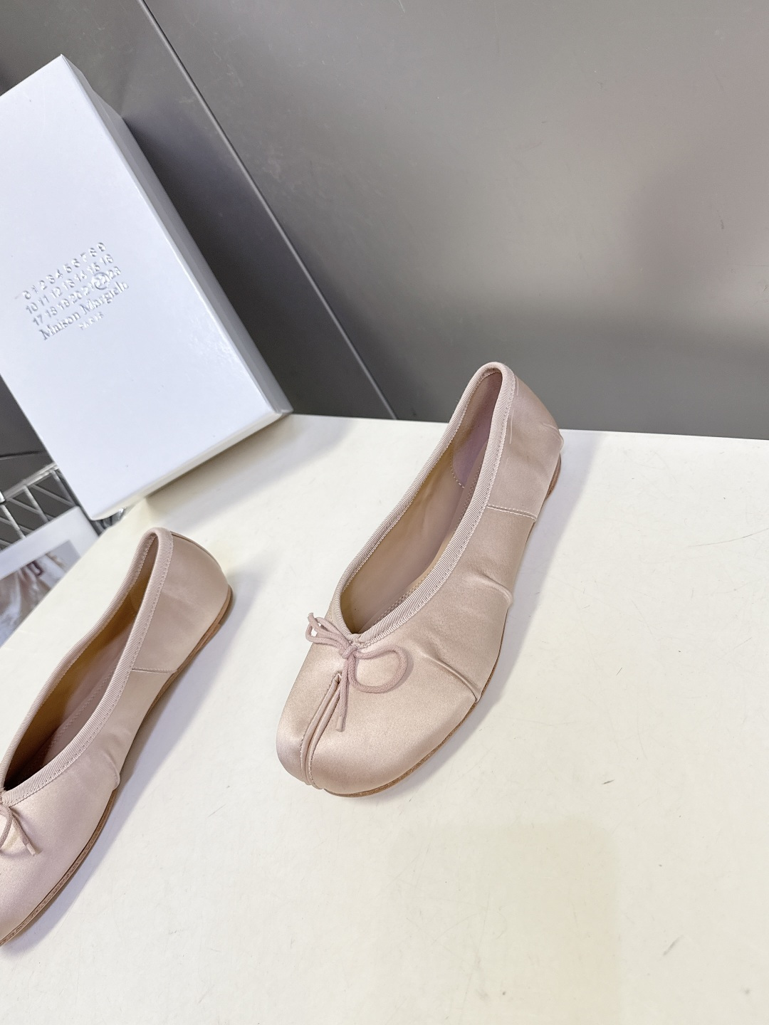 Maison Margiela马吉拉Tabi 缎面分趾芭蕾舞平底鞋 超多明星网红种草 是品牌标志性分趾设