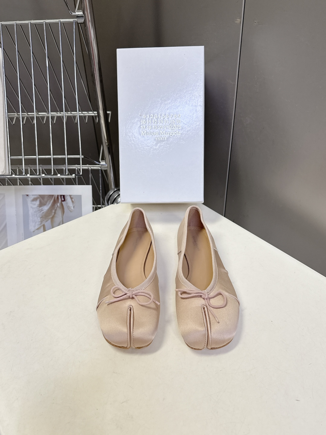 Maison Margiela马吉拉Tabi 缎面分趾芭蕾舞平底鞋 超多明星网红种草 是品牌标志性分趾设
