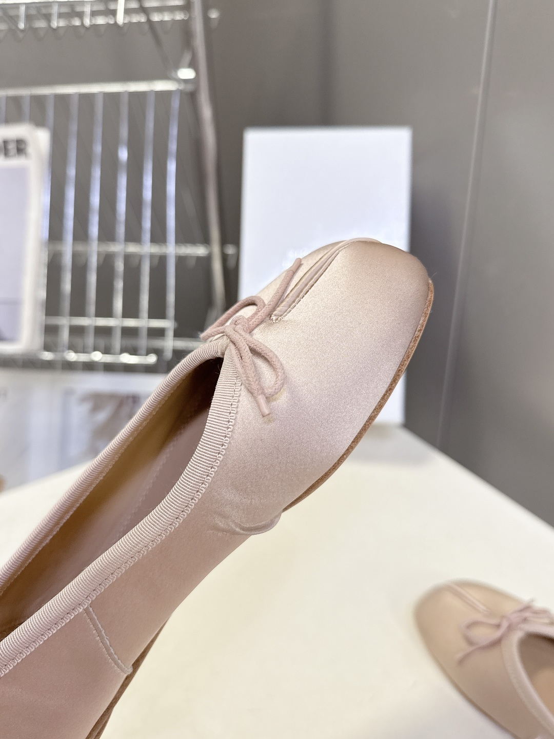 Maison Margiela马吉拉Tabi 缎面分趾芭蕾舞平底鞋 超多明星网红种草 是品牌标志性分趾设