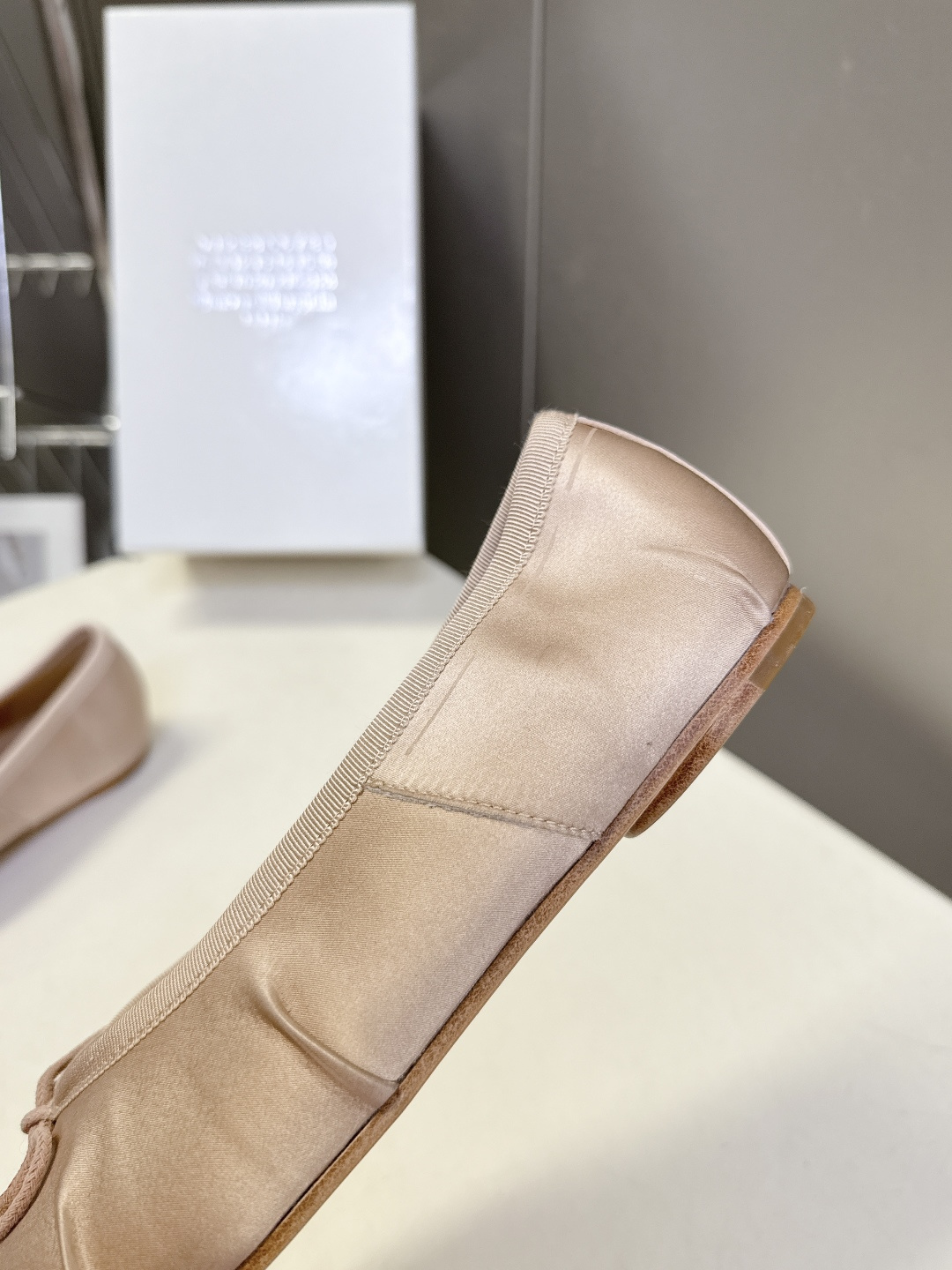 Maison Margiela马吉拉Tabi 缎面分趾芭蕾舞平底鞋 超多明星网红种草 是品牌标志性分趾设