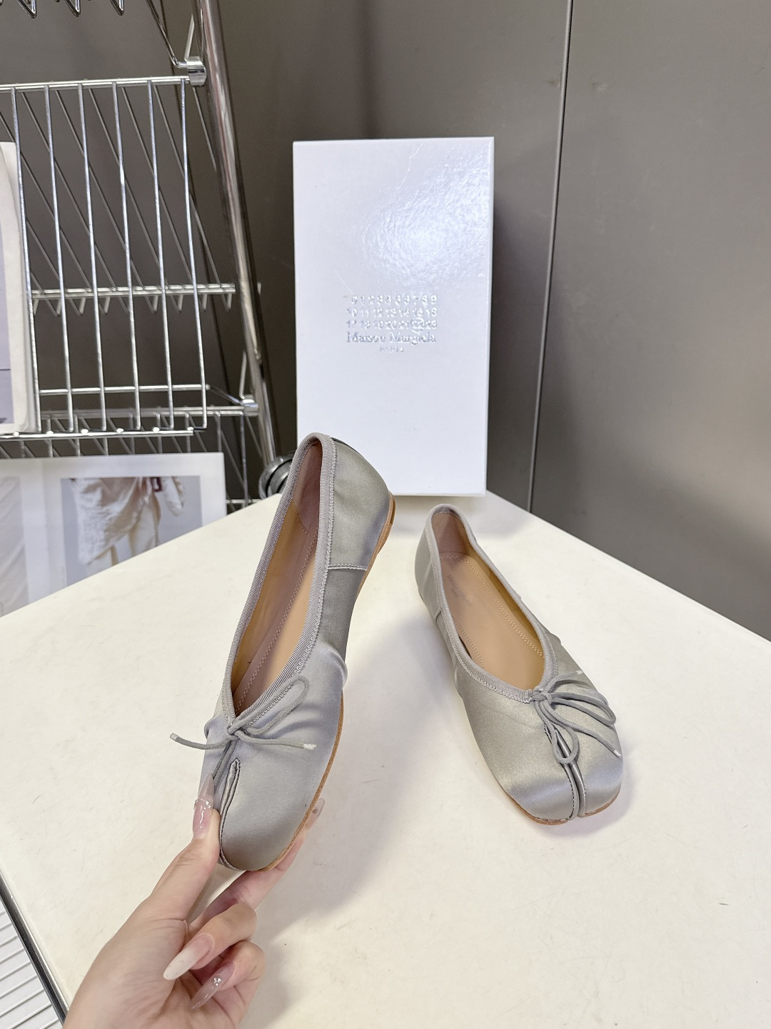 Maison Margiela马吉拉Tabi 缎面分趾芭蕾舞平底鞋 超多明星网红种草 是品牌标志性分趾设
