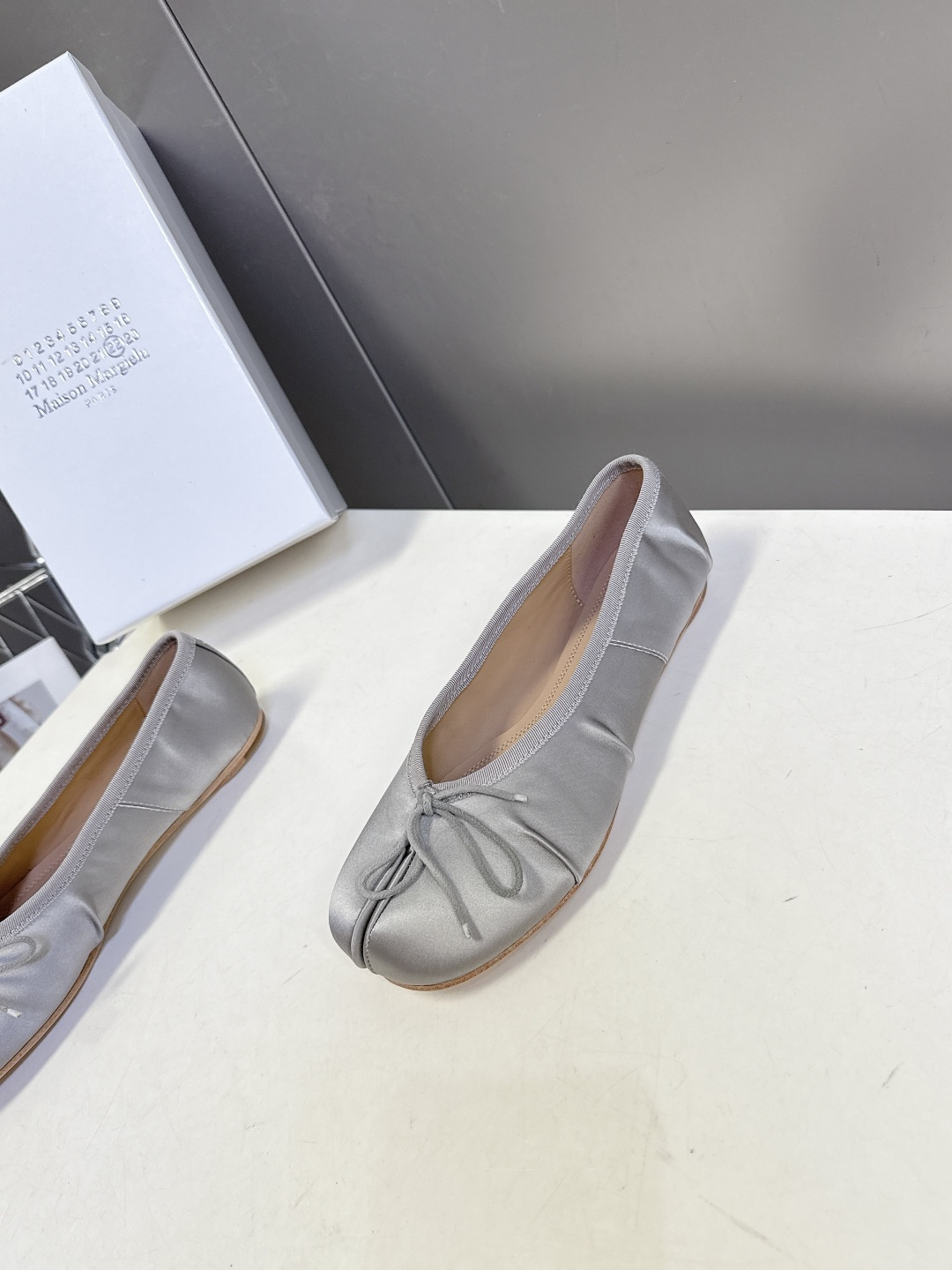 Maison Margiela马吉拉Tabi 缎面分趾芭蕾舞平底鞋 超多明星网红种草 是品牌标志性分趾设