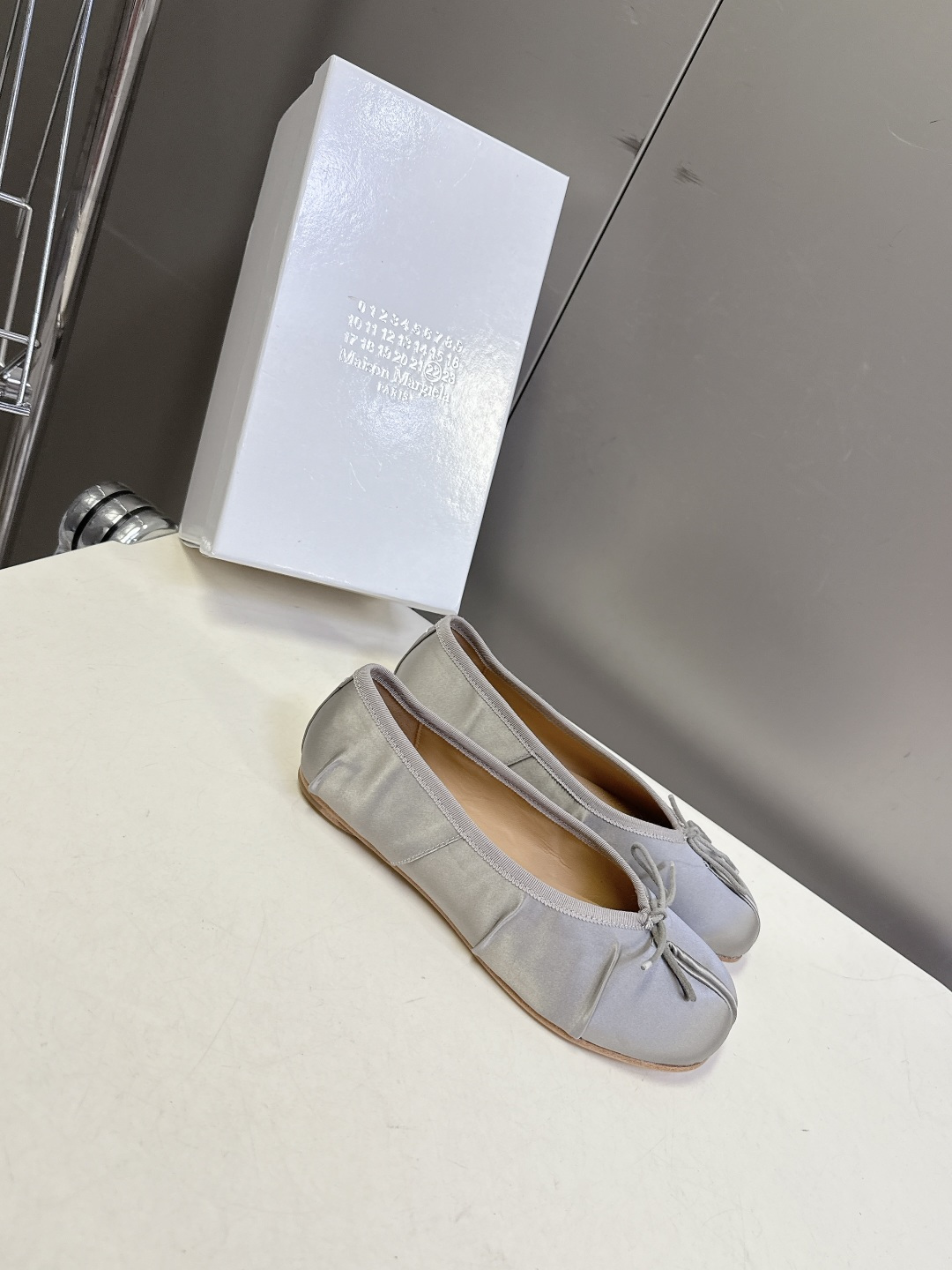Maison Margiela马吉拉Tabi 缎面分趾芭蕾舞平底鞋 超多明星网红种草 是品牌标志性分趾设