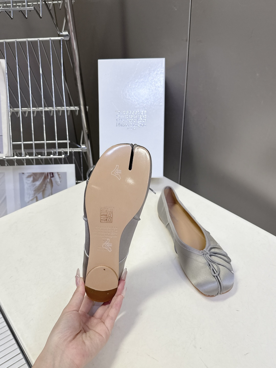 Maison Margiela马吉拉Tabi 缎面分趾芭蕾舞平底鞋 超多明星网红种草 是品牌标志性分趾设